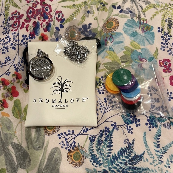 AROMALOVE London Pendant/locket and chain - Picture 3 of 6